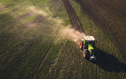 Dlaczego warto wybrać polskiego producenta maszyn rolniczych? Przewaga jakości i doświadczenia