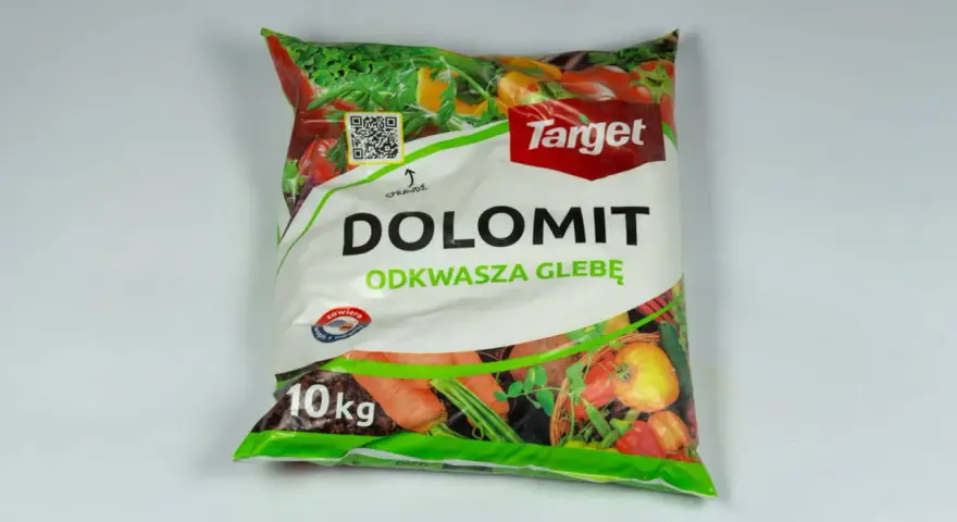 Opakowanie nawozu "Dolomit" marki Target. Produkt odkwasza glebę, nie jest szkodliwy dla roślin, zawiera wapń i magnez. 10 kg.