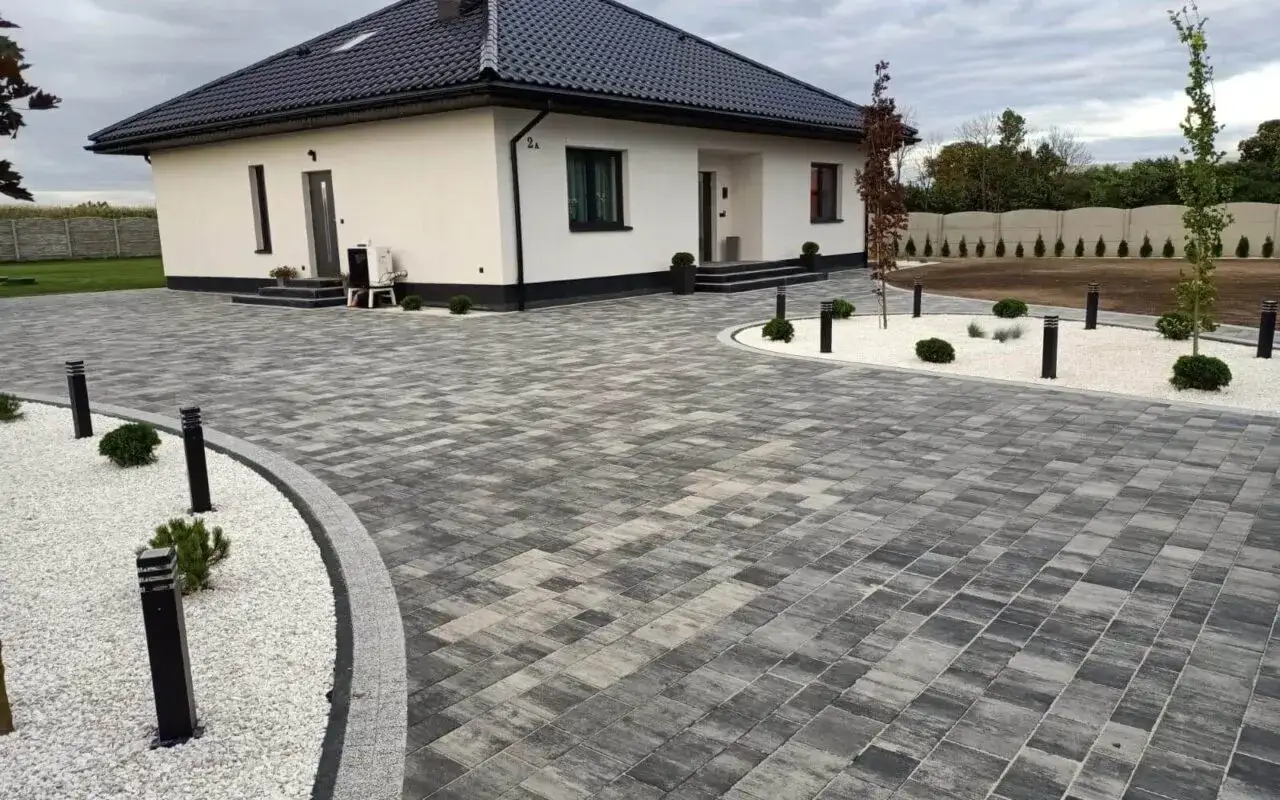 Nowoczesna kostka brukowa na podjeździe i tarasie to świetny sposób, by tanio wyłożyć taras i nadać posesji elegancki wygląd.